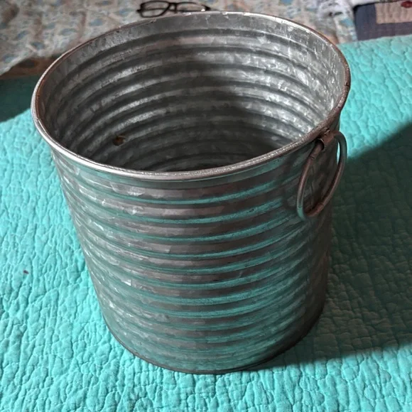 Metallic Ribbed Bucket - Picture 3 of 5